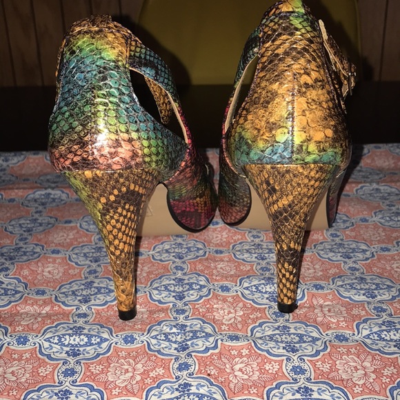 4/$10🌻🌻Rainbow snake skin print pumps - Picture 3 of 5